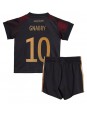 Německo Serge Gnabry #10 Venkovní dres pro děti MS 2022 Krátký Rukáv (+ trenýrky)